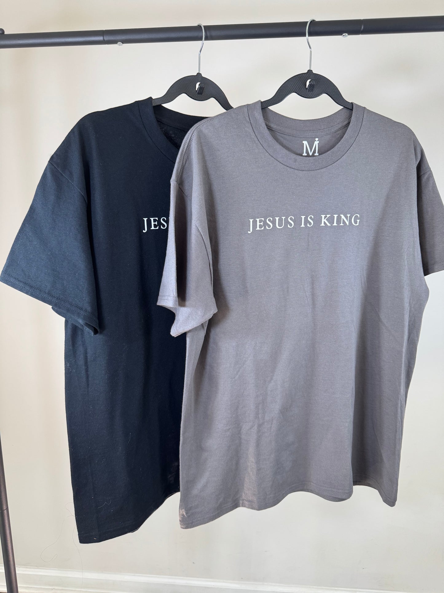 T-shirt men JESUS IS KING